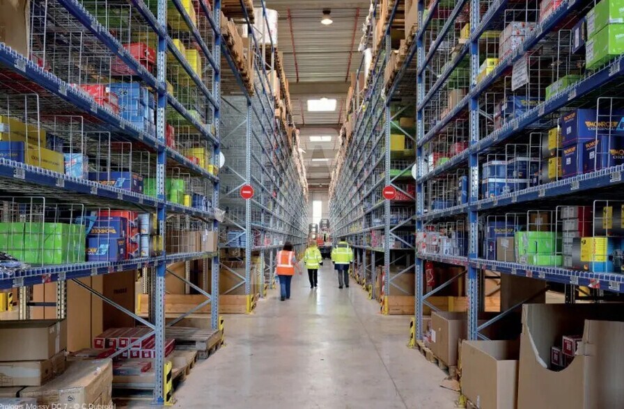 Industrial in Moissy-Cramayel for lease - Building Photo - Image 1 of 8