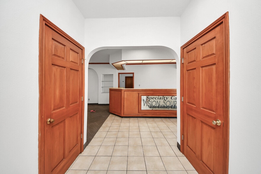 13615 Bellaire Blvd, Houston, TX for lease - Interior Photo - Image 3 of 16