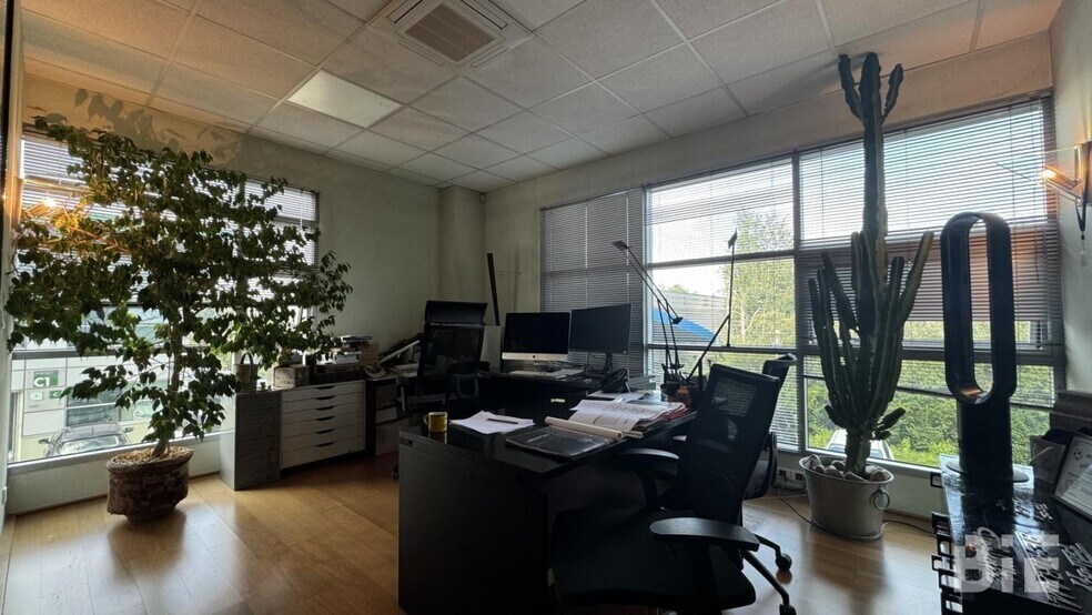 17 Avenue Des Mondaults, Floirac for lease - Interior Photo - Image 2 of 5