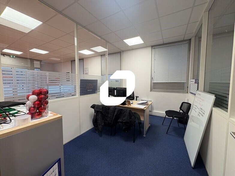 Bureau dans Montigny-le-Bretonneux à louer - Photo intérieure - Image 1 de 8