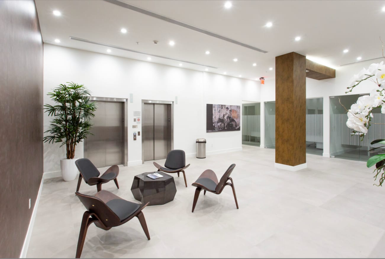 800 SE 4th Ave, Hallandale Beach, FL 33009 - Unité 708 - - Hall d’entrée - Image 2 of 5