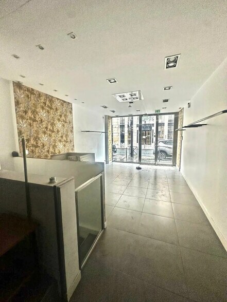 Retail in Paris for lease - Interior Photo - Image 1 of 4