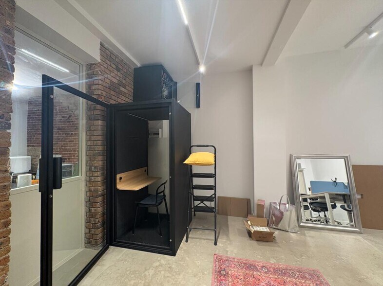 66 Rue Saint-Antoine, Paris à louer - Photo du bâtiment - Image 3 de 9