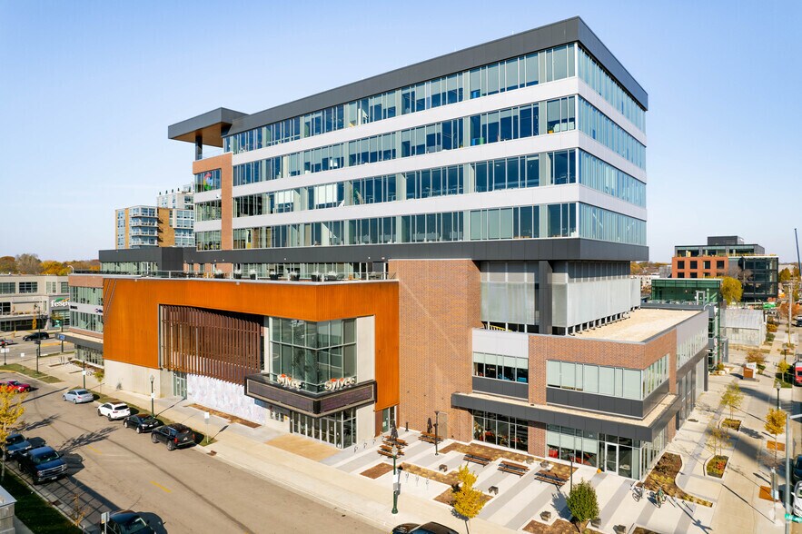 811 E Washington Ave, Madison, WI à louer - Photo du bâtiment - Image 2 de 10