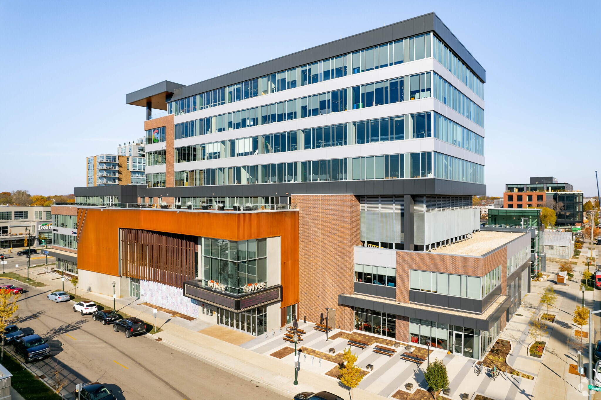 811 E Washington Ave, Madison, WI à louer Photo du bâtiment- Image 1 de 18