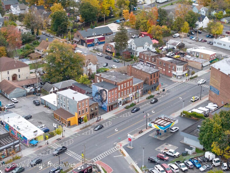 674 Broadway, Kingston, NY à vendre - Photo du bâtiment - Image 2 de 56