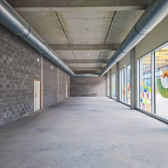 Fives, Lille for lease - Interior Photo - Image 3 of 9