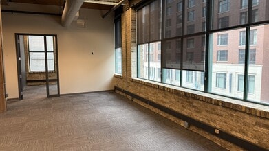 325 E Chicago St, Milwaukee, WI à louer Photo intérieure- Image 1 de 4