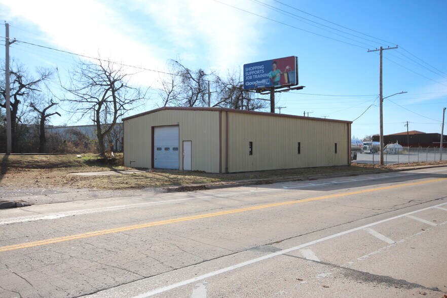 2318 Charles Page Blvd, Tulsa, OK à vendre - Photo principale - Image 1 de 7