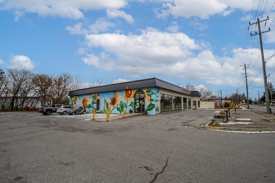 904 Water St, Peterborough, ON à louer - Photo du bâtiment - Image 2 de 35