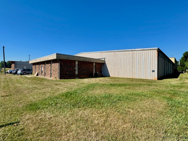 5335 N Us Highway 220, Summerfield, NC à louer - Photo principale - Image 1 de 3