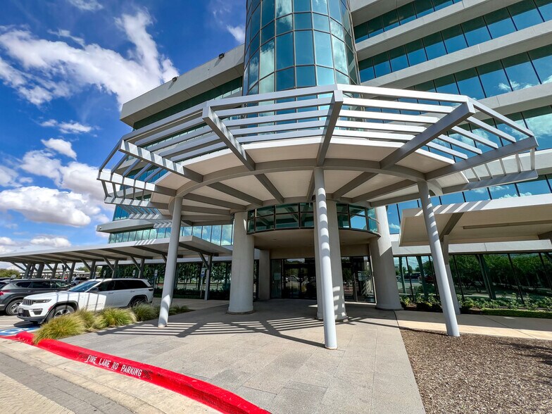 303 Veterans Airpark Ln, Midland, TX à louer - Photo du bâtiment - Image 2 de 83