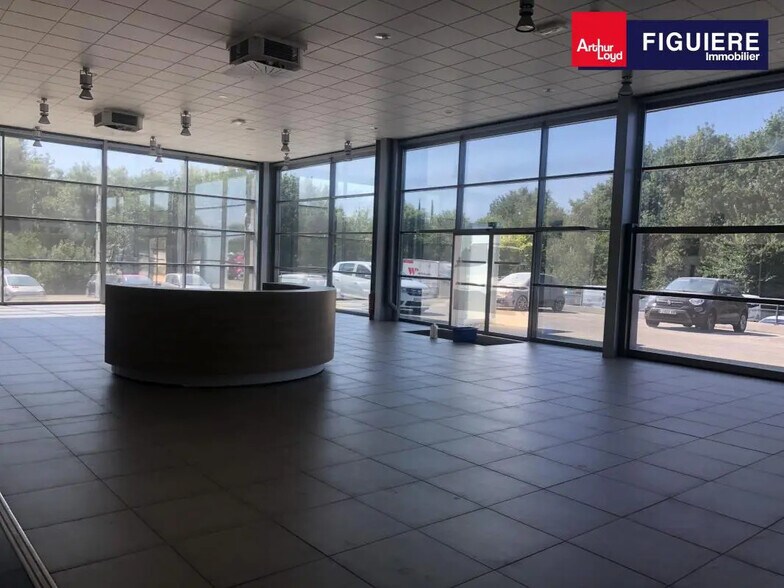 Retail in Salon-de-Provence for lease - Building Photo - Image 1 of 12