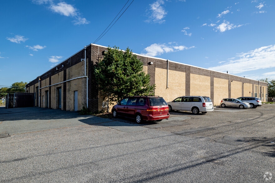 7 Grand Blvd, Brentwood, NY à louer - Photo du bâtiment - Image 3 de 8