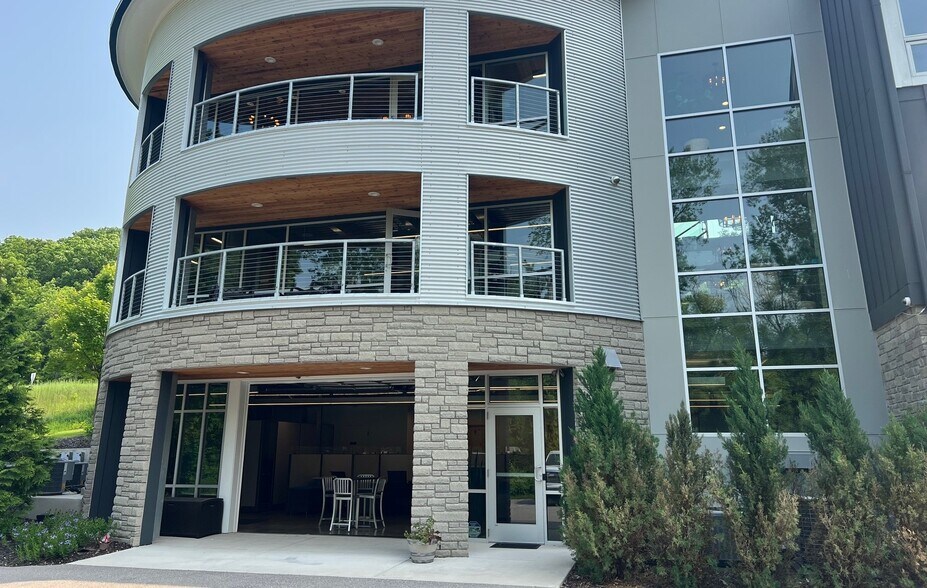 8066 E Fulton St, Ada, MI à louer - Photo du bâtiment - Image 1 de 5