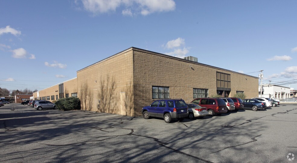 174-180 Miller Pl, Hicksville, NY à louer - Photo du bâtiment - Image 2 de 21
