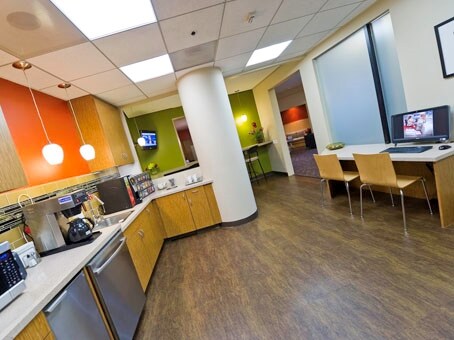 895 Dove St, Newport Beach, CA à louer Photo intérieure- Image 1 de 8