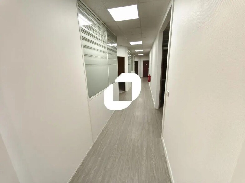 Office in Noisy-le-Grand for lease - Interior Photo - Image 3 of 9