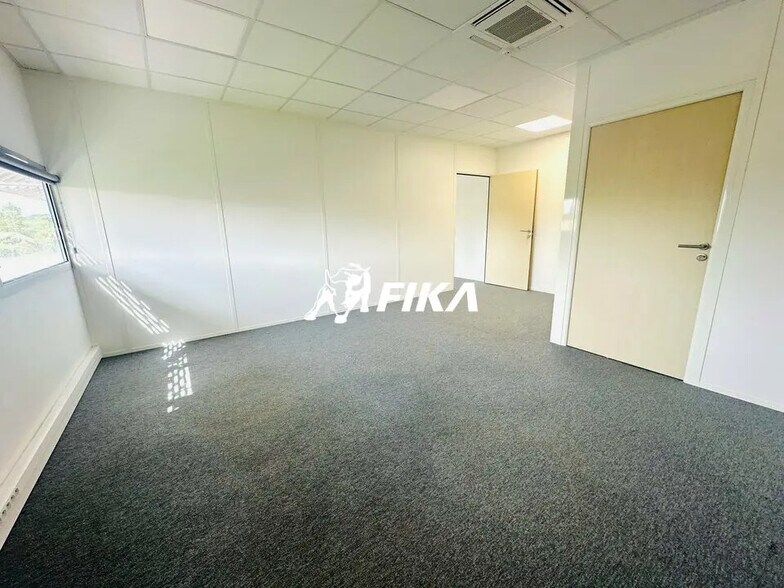 Office in Canéjan for lease - Building Photo - Image 2 of 10