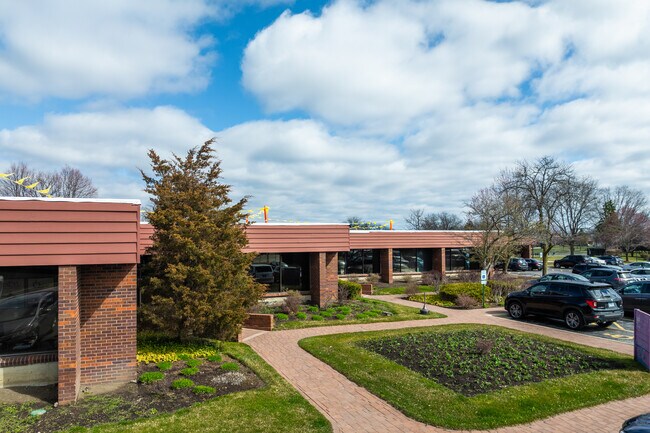 Plus de détails pour 411 E Business Center Dr, Mount Prospect, IL - Bureau à louer