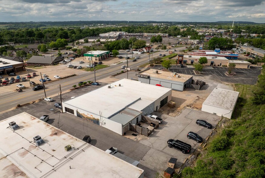 2820 N College Ave, Fayetteville, AR for lease - Building Photo - Image 2 of 2