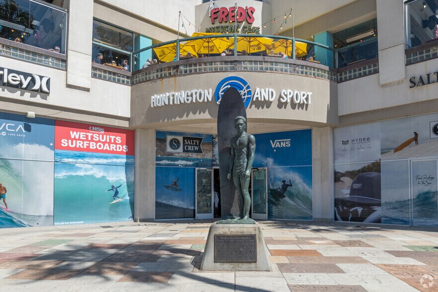 300 Pacific Coast Hwy, Huntington Beach, CA à louer - Photo du bâtiment - Image 2 de 9