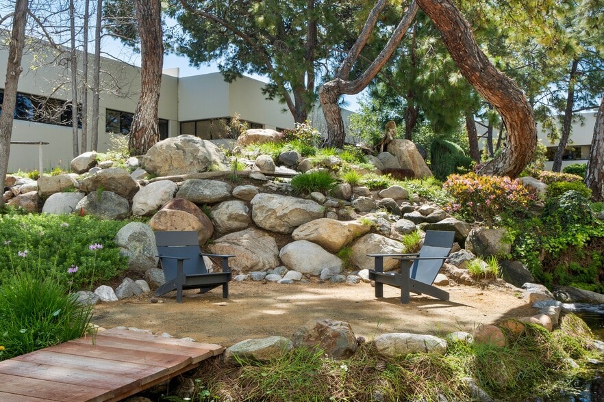 2151 Michelson Dr, Irvine, CA à louer - Photo du bâtiment - Image 2 de 13