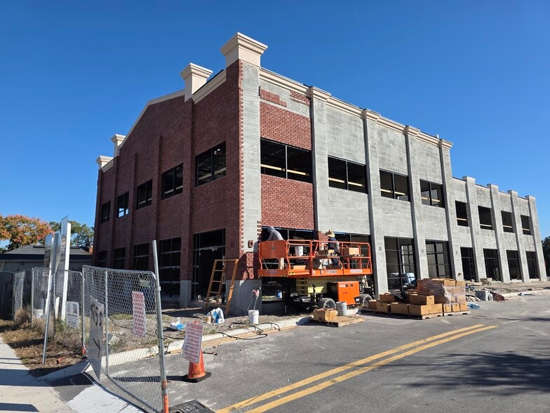 425 S Woodland Blvd, Deland, FL for lease - Building Photo - Image 3 of 16