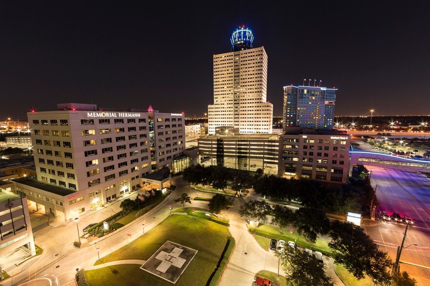 929 Gessner Rd, Houston, TX à louer - Photo du bâtiment - Image 2 de 3