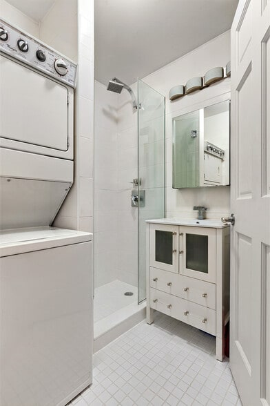 216 Third Ave, New York, NY for sale - Building Photo - Image 3 of 8