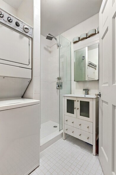 216 Third Ave, New York, NY à vendre - Photo du bâtiment - Image 3 de 8