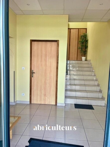 79 Boulevard De L'Europe, Vitrolles à louer - Hall d’entrée - Image 3 de 11