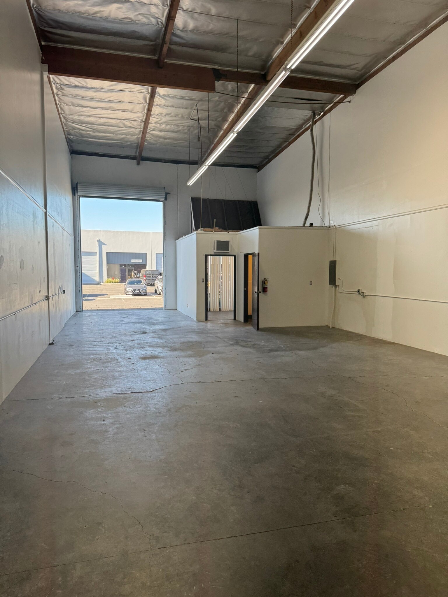 1390 E Burnett St, Signal Hill, CA for lease Building Photo- Image 1 of 10