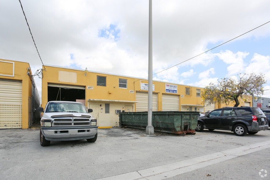 653 W 27th St, Hialeah, FL for lease - Building Photo - Image 2 of 4