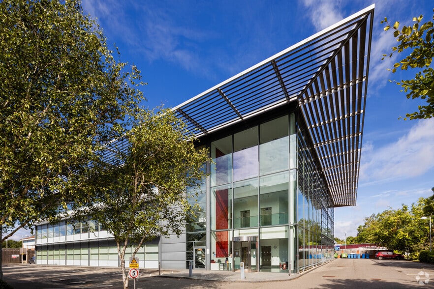 Norreys Dr, Maidenhead à louer - Photo du bâtiment - Image 2 de 10