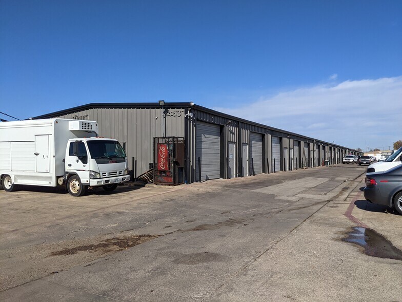 2453 Glenda Ln, Dallas, TX à louer - Photo du bâtiment - Image 2 de 9