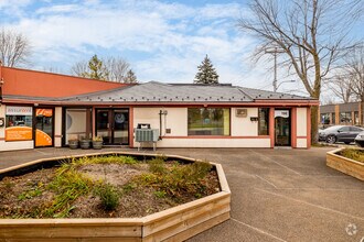 19 Rue Centre Commercial, Montréal, QC for lease Building Photo- Image 2 of 13