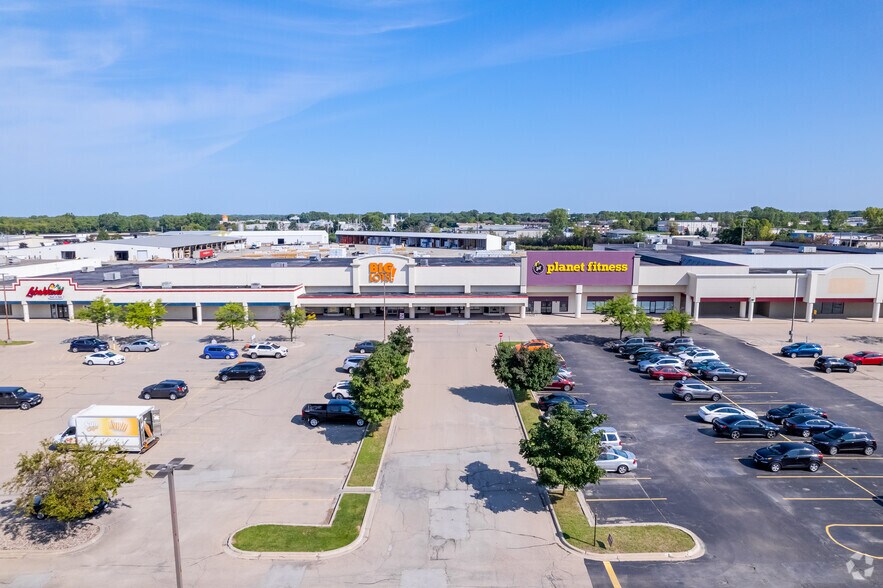 2700 W College Ave, Appleton, WI à louer - Photo du bâtiment - Image 2 de 25