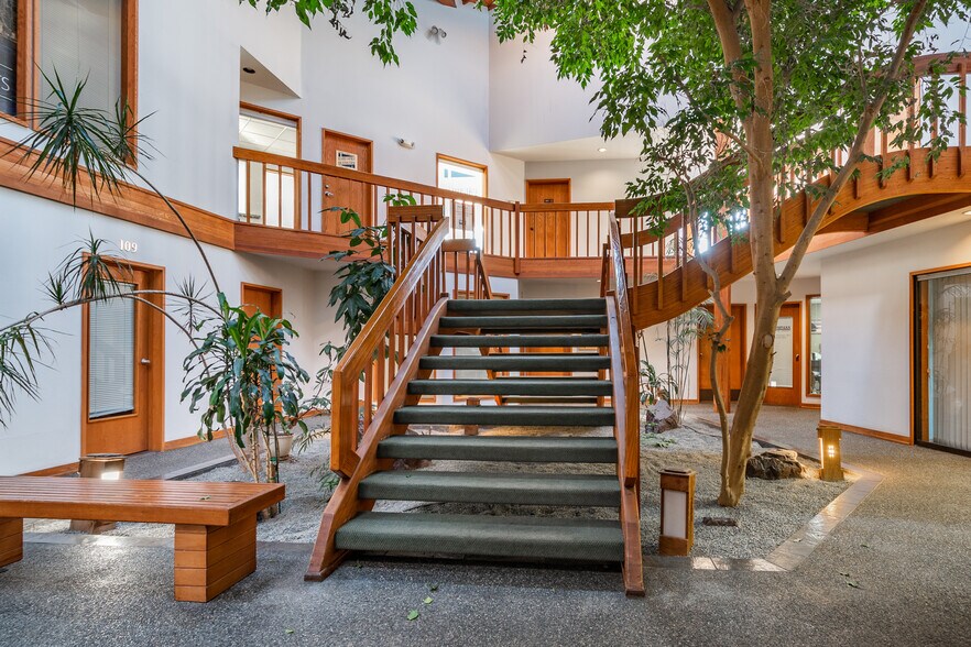 520 E Whidbey Ave, Oak Harbor, WA à vendre - Photo intérieure - Image 3 de 33