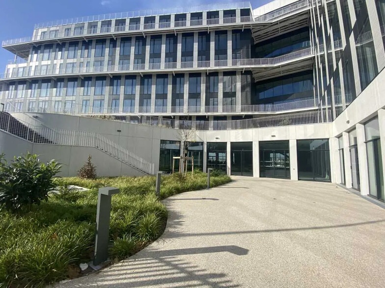 Office in Bobigny for lease - Building Photo - Image 1 of 19