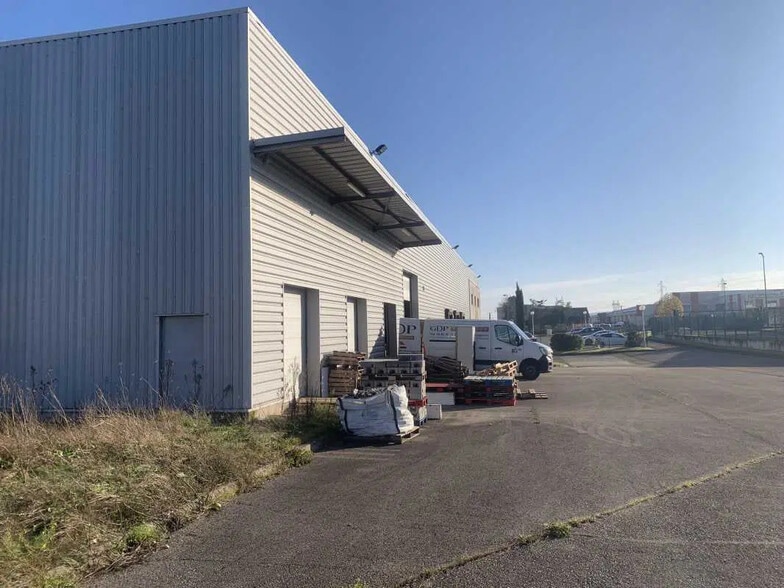 Office in Meyzieu for lease - Building Photo - Image 3 of 6