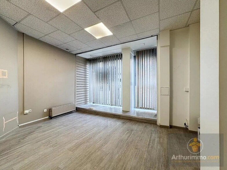 Commerce de détail dans Bourgoin-Jallieu à vendre - Photo du bâtiment - Image 3 de 11