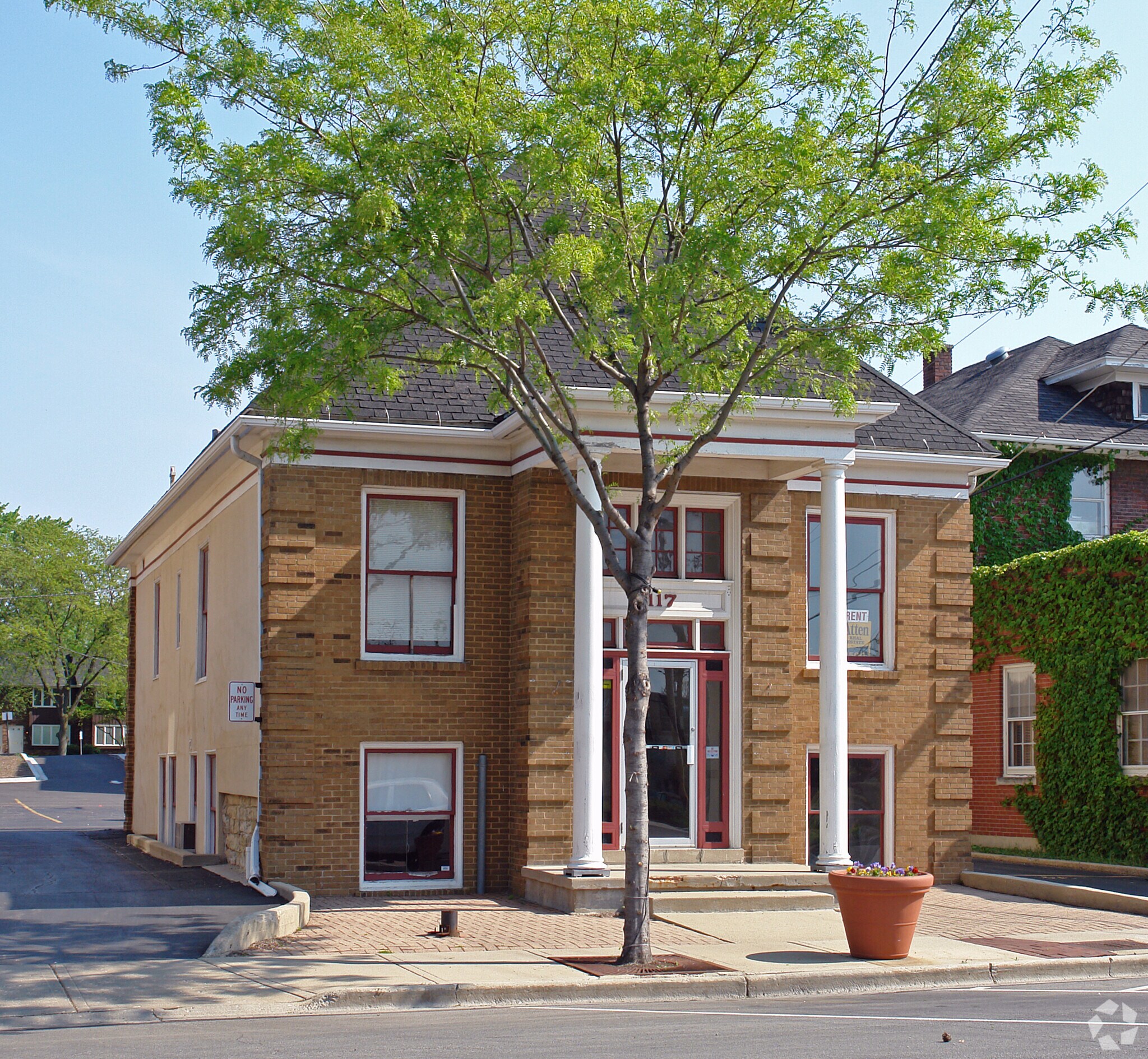 117-121 W. Wesley St, Wheaton portefeuille de 2 propriétés à vendre sur LoopNet.ca Photo du bâtiment- Image 1 de 4