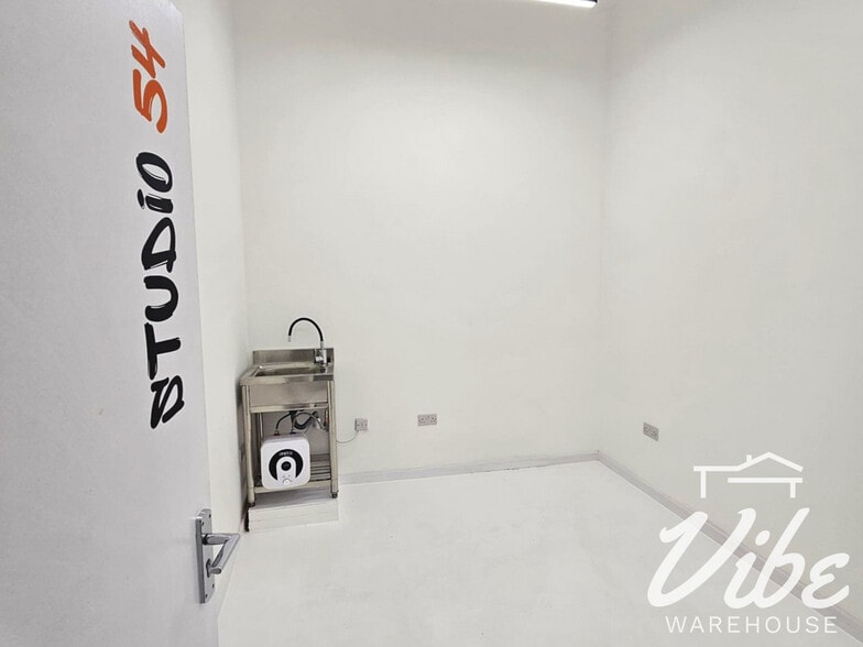 Grosvenor Way, London for lease - Building Photo - Image 3 of 12