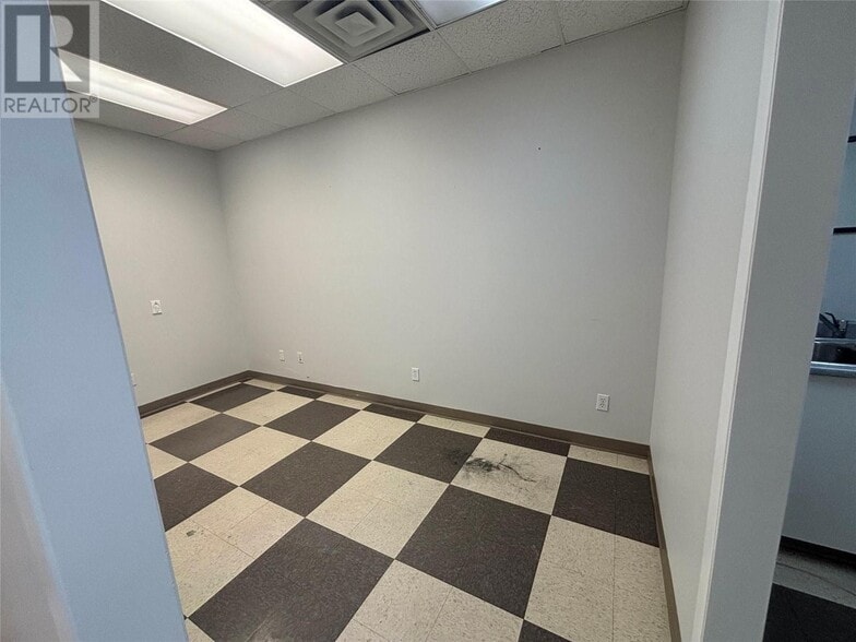 1715 Dickson Av, Kelowna, BC à louer - Photo du bâtiment - Image 3 de 16