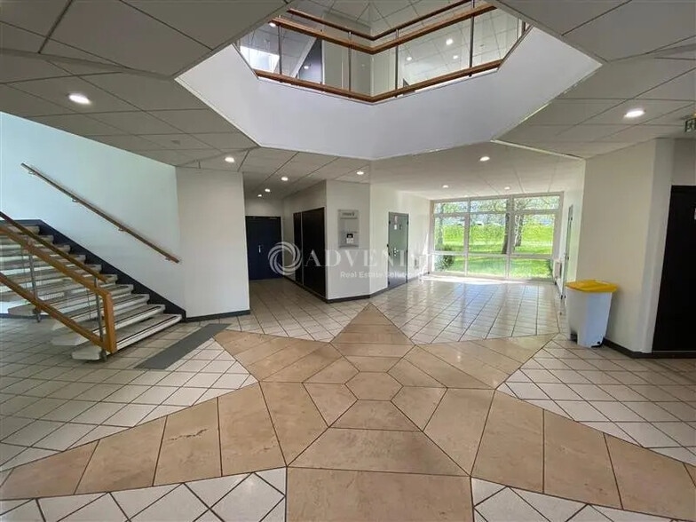 Office in Roissy-en-France for lease - Lobby - Image 2 of 5