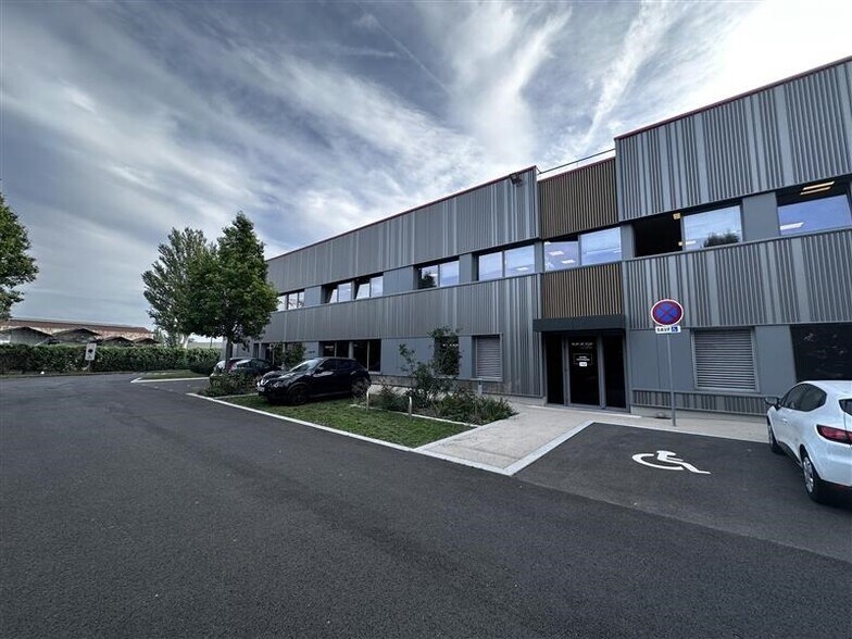 Bureau dans Le Blanc-Mesnil à louer - Photo du bâtiment - Image 1 de 6