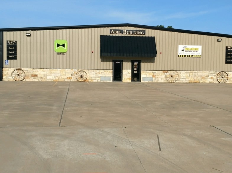 11075 Eastex Fwy, Beaumont, TX for lease - Building Photo - Image 3 of 9