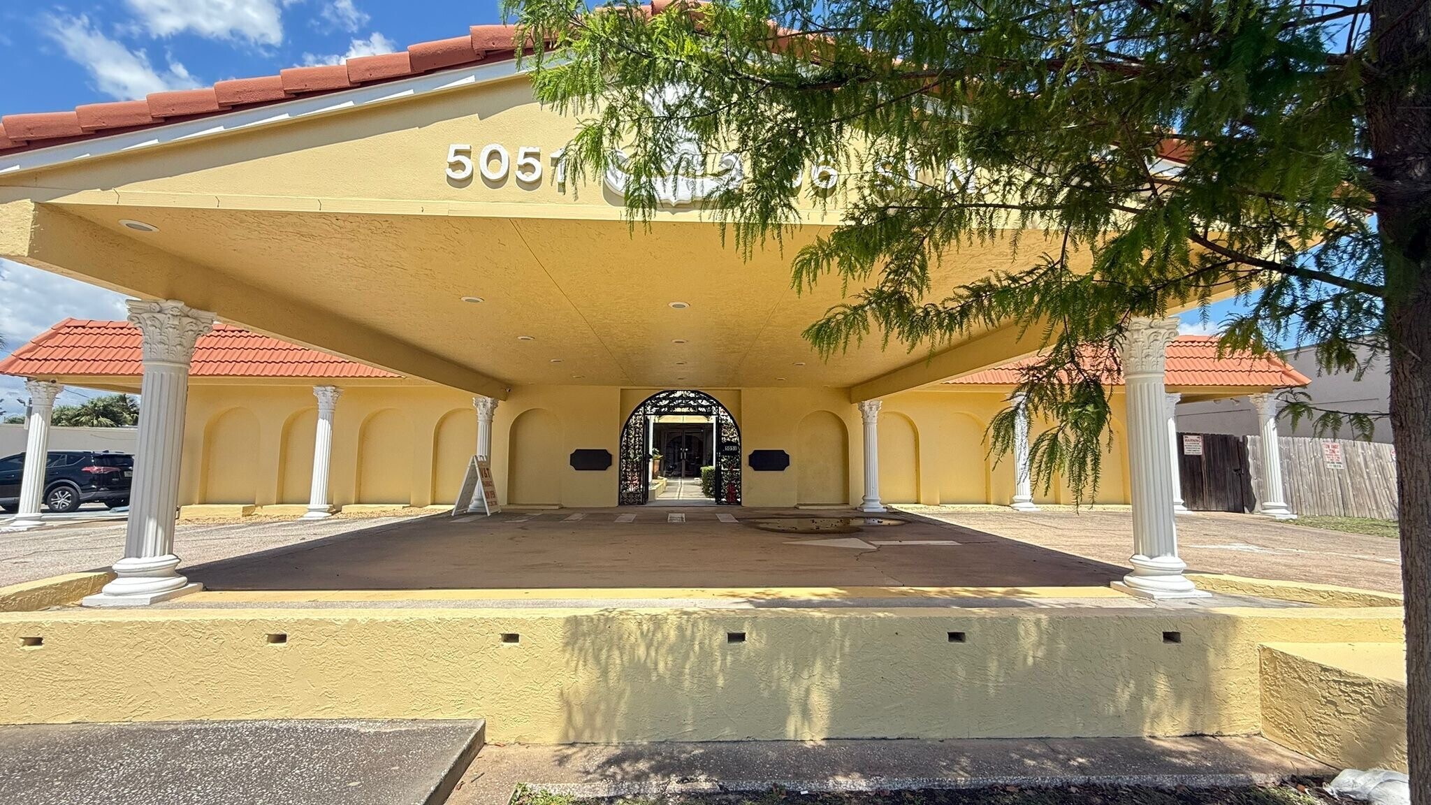 5051 66th St N, Saint Petersburg, FL à vendre Photo du bâtiment- Image 1 de 25