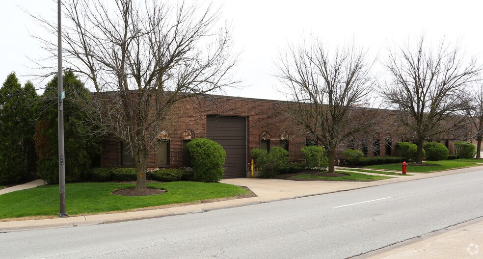 1665-1675 Tonne Rd, Elk Grove Village, IL à louer - Photo du bâtiment - Image 3 de 9